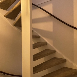 Voor een mooie vloerbedekking op uw trap neem contact met ART Woninginrichting op.